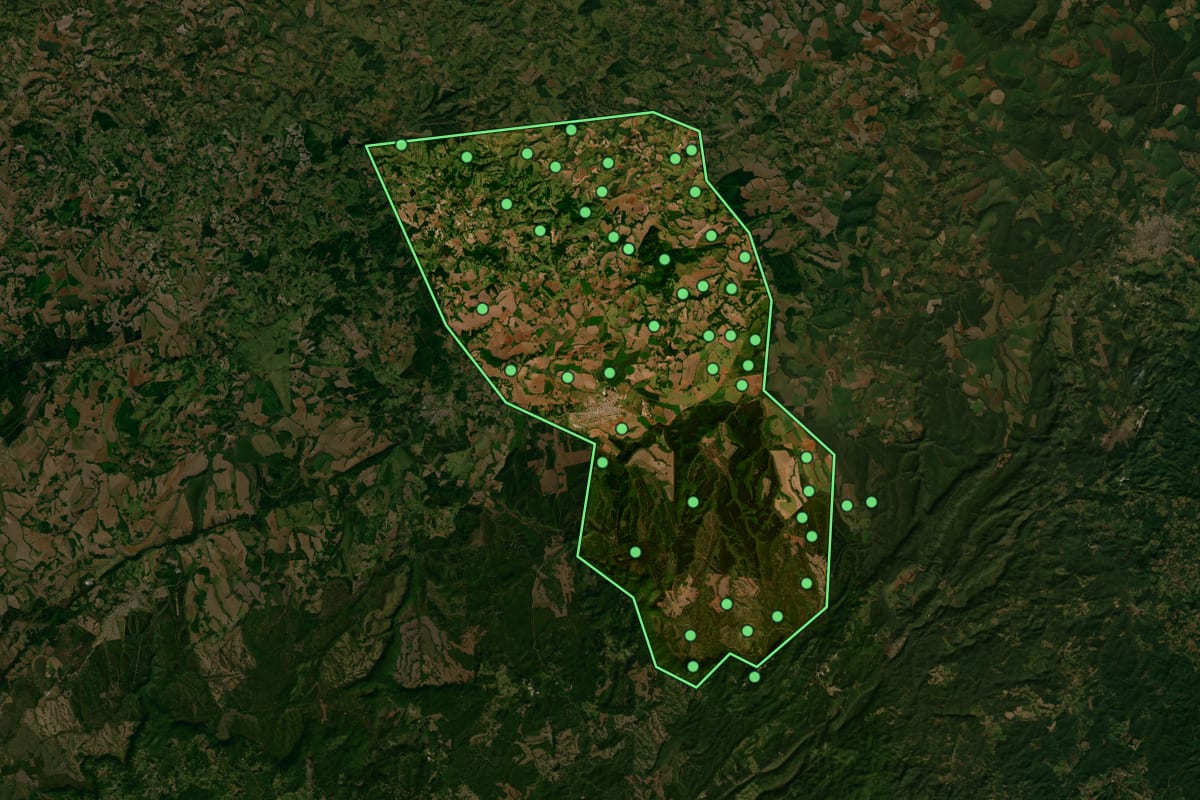 Imagem de satélite de Itararé (SP), com o contorno do município e a posição dos imóveis desta página.