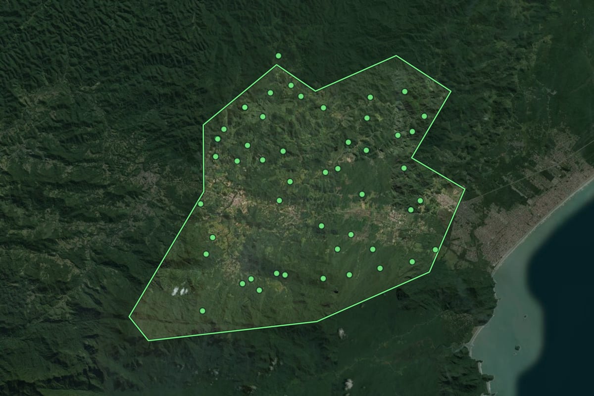 Imagem de satélite de Itariri (SP), com o contorno do município e a posição dos imóveis desta página.