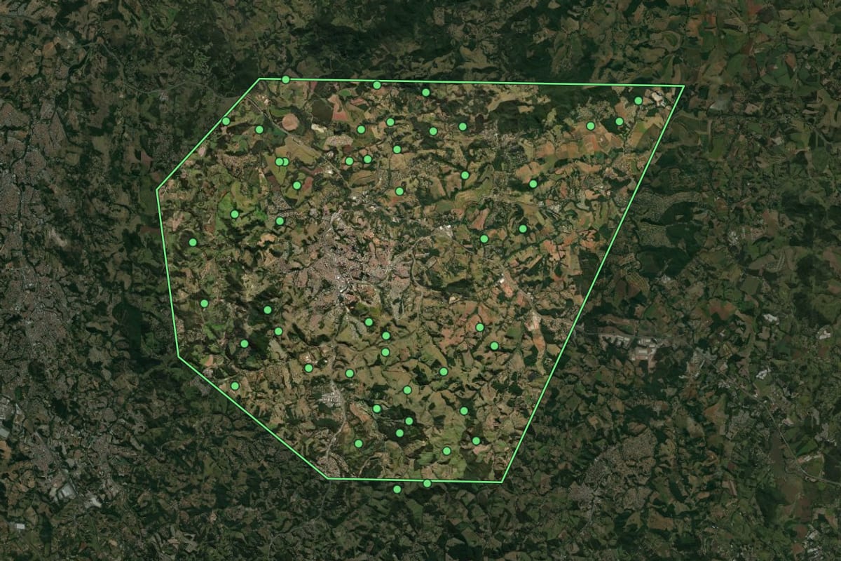 Imagem de satélite de Itatiba (SP), com o contorno do município e a posição dos imóveis desta página.