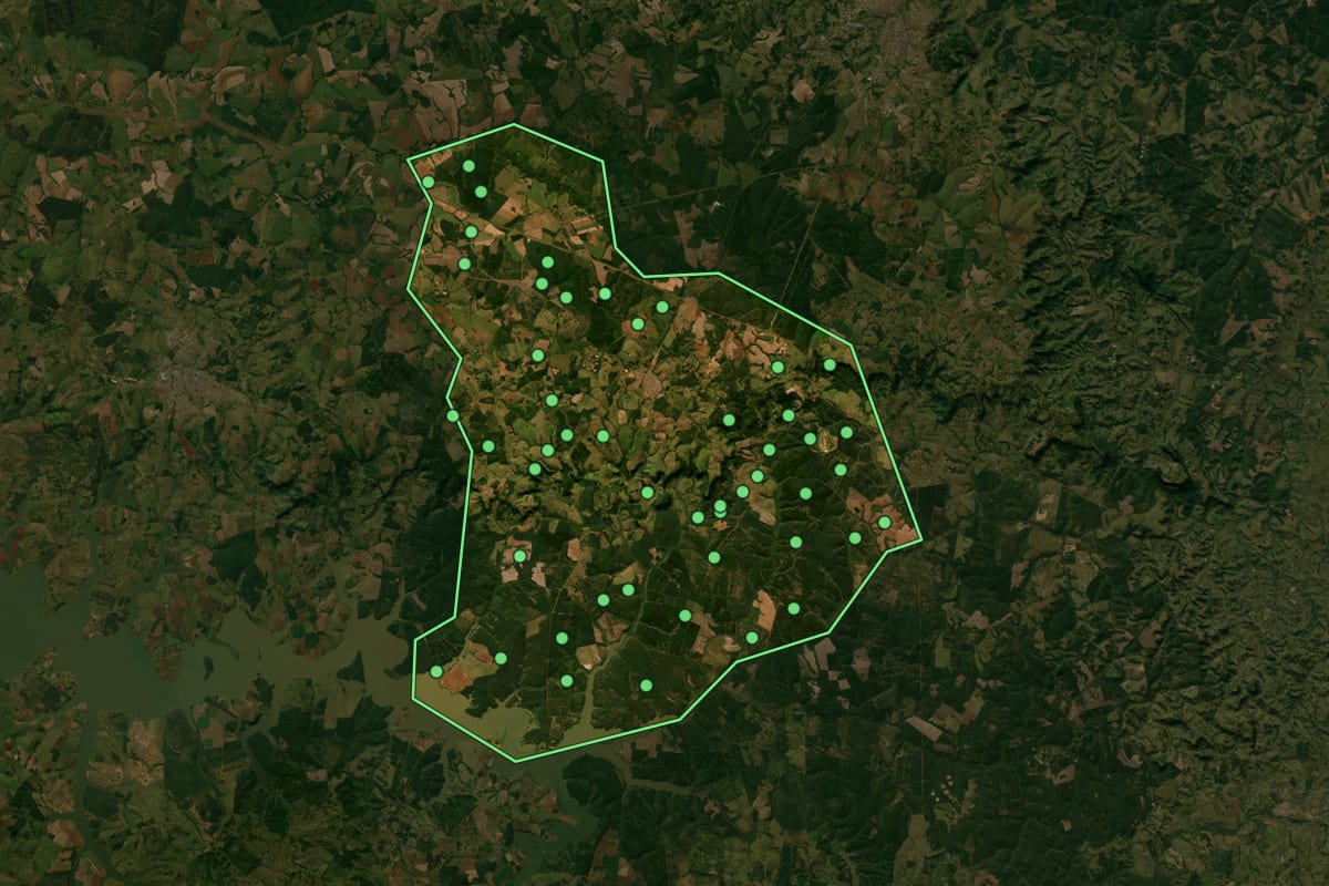 Imagem de satélite de Itatinga (SP), com o contorno do município e a posição dos imóveis desta página.