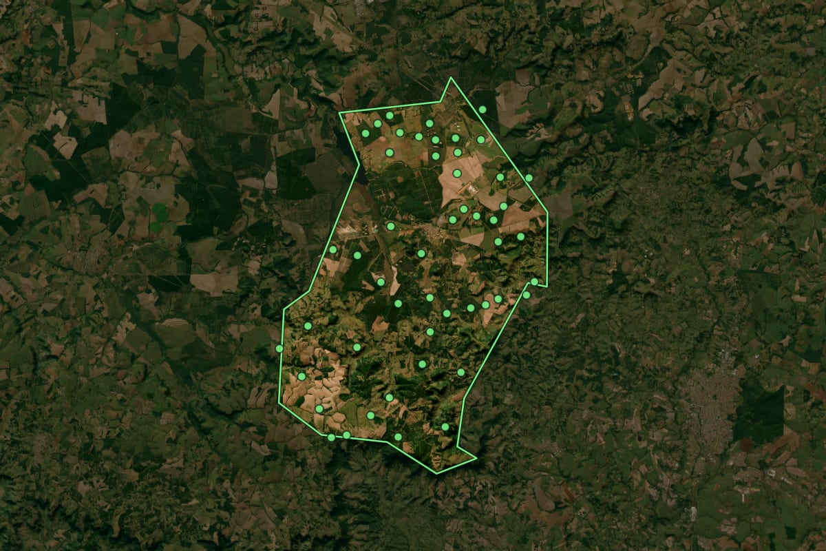 Imagem de satélite de Itirapina (SP), com o contorno do município e a posição dos imóveis desta página.