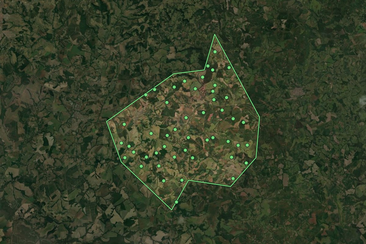 Imagem de satélite de Itirapuã (SP), com o contorno do município e a posição dos imóveis desta página.