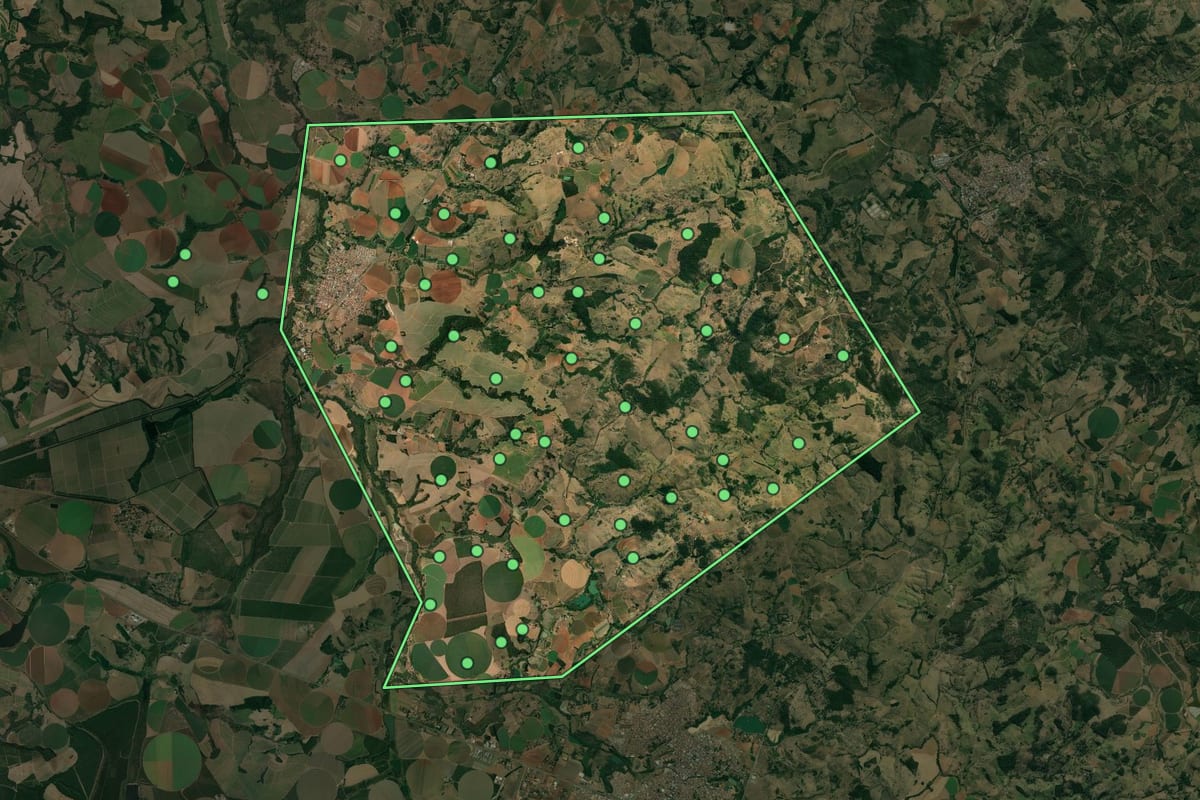 Imagem de satélite de Itobi (SP), com o contorno do município e a posição dos imóveis desta página.
