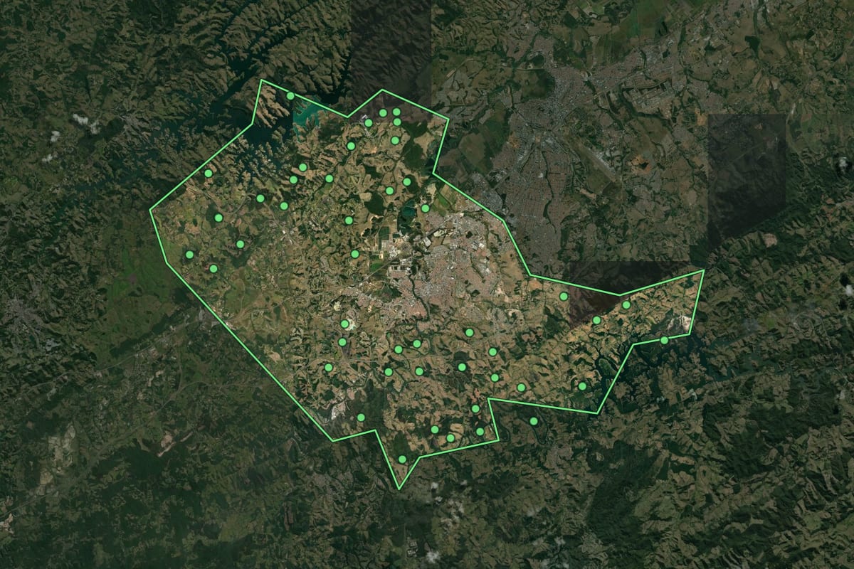 Imagem de satélite de Jacareí (SP), com o contorno do município e a posição dos imóveis desta página.