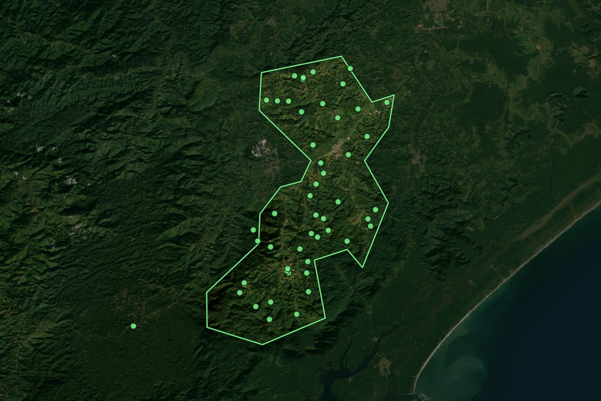 Imagem de satélite de Jacupiranga (SP), com o contorno do município e a posição dos imóveis desta página.