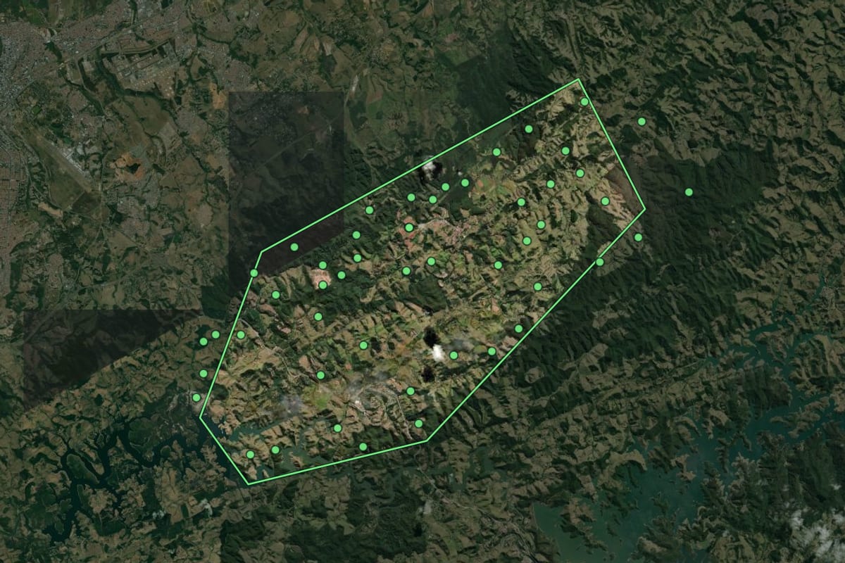 Imagem de satélite de Jambeiro (SP), com o contorno do município e a posição dos imóveis desta página.