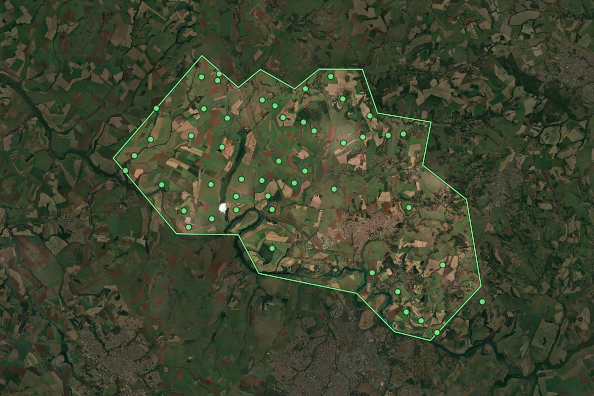 Imagem de satélite de Jardinópolis (SP), com o contorno do município e a posição dos imóveis desta página.