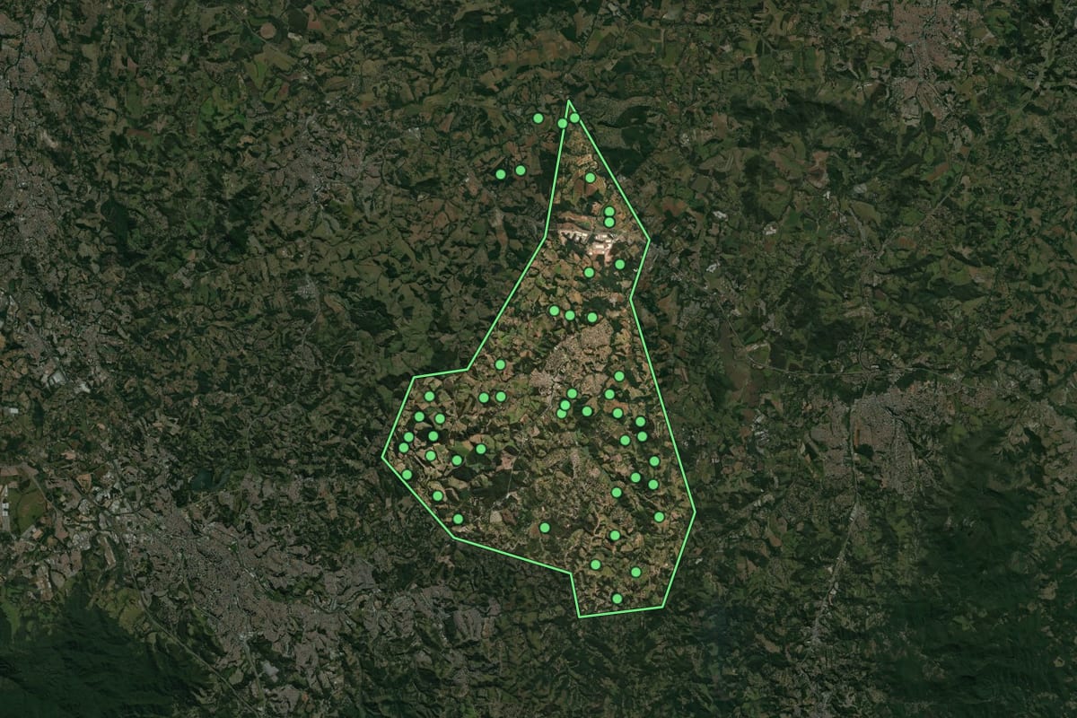 Imagem de satélite de Jarinu (SP), com o contorno do município e a posição dos imóveis desta página.