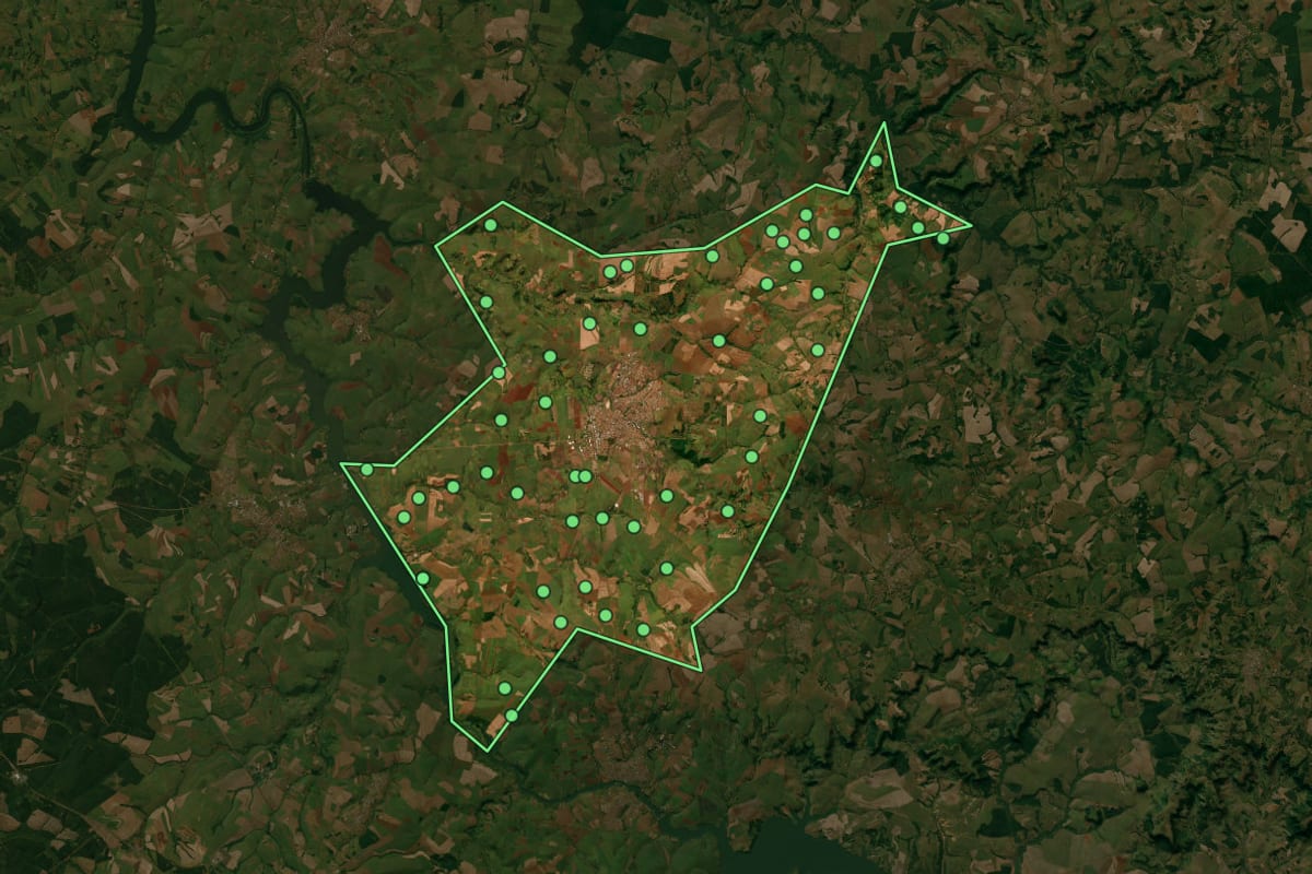 Imagem de satélite de Jaú (SP), com o contorno do município e a posição dos imóveis desta página.