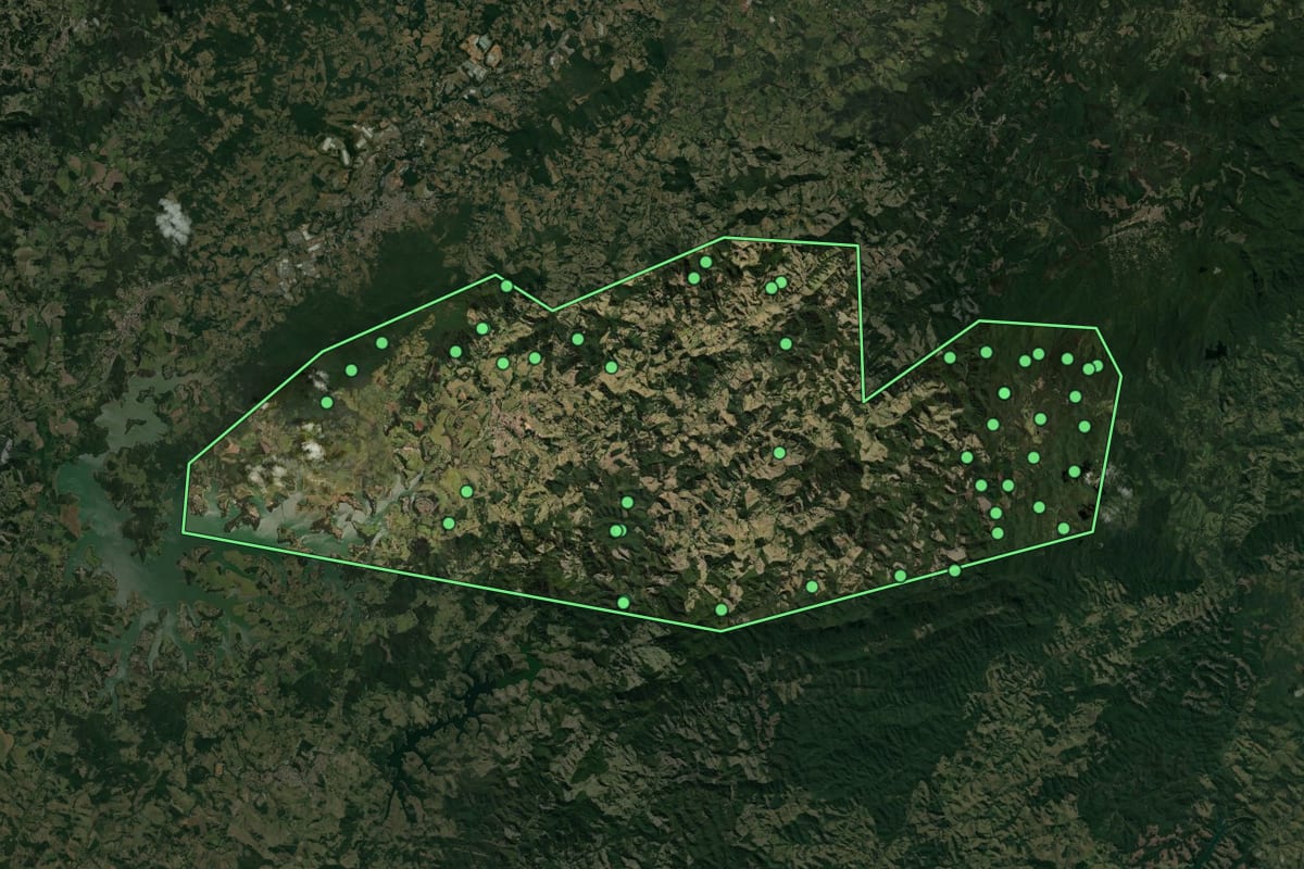 Imagem de satélite de Joanópolis (SP), com o contorno do município e a posição dos imóveis desta página.