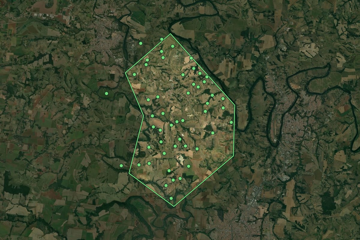 Imagem de satélite de Jumirim (SP), com o contorno do município e a posição dos imóveis desta página.
