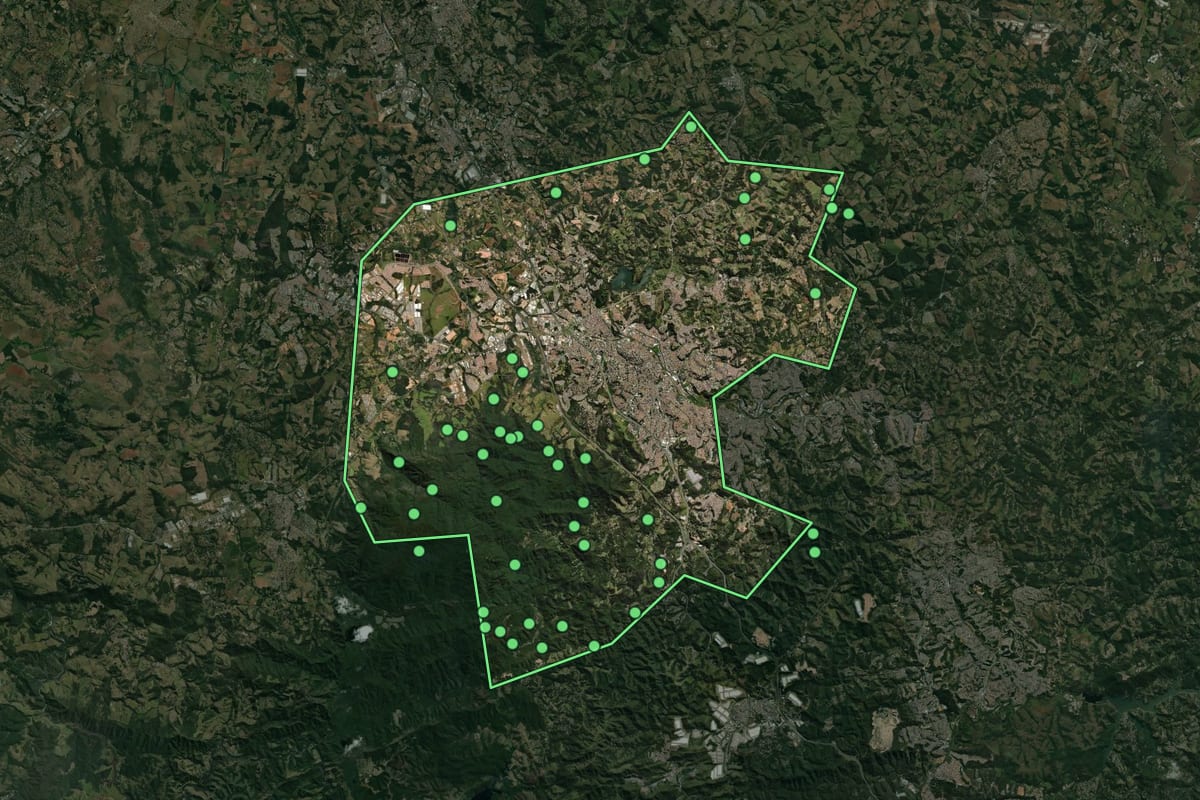 Imagem de satélite de Jundiaí (SP), com o contorno do município e a posição dos imóveis desta página.
