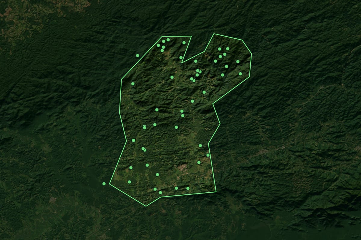 Imagem de satélite de Juquiá (SP), com o contorno do município e a posição dos imóveis desta página.