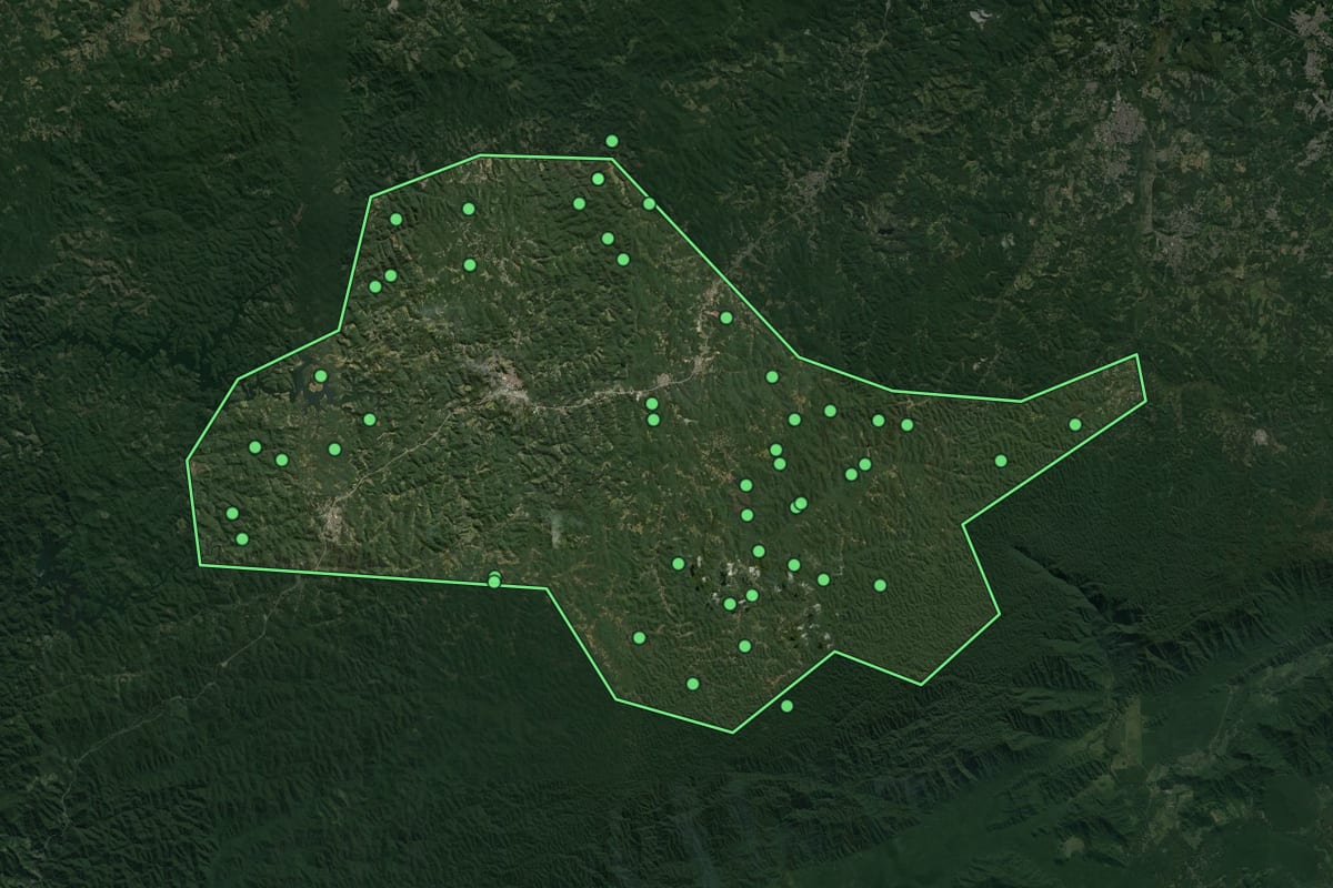 Imagem de satélite de Juquitiba (SP), com o contorno do município e a posição dos imóveis desta página.