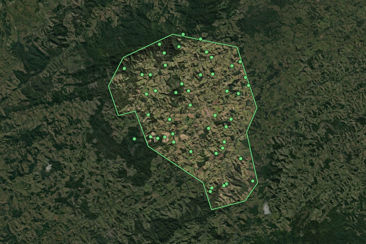 Imagem de satélite de Lagoinha (SP), com o contorno do município e a posição dos imóveis desta página.