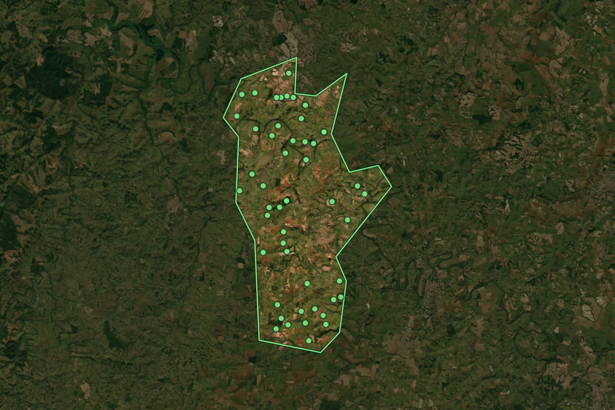 Imagem de satélite de Laranjal Paulista (SP), com o contorno do município e a posição dos imóveis desta página.