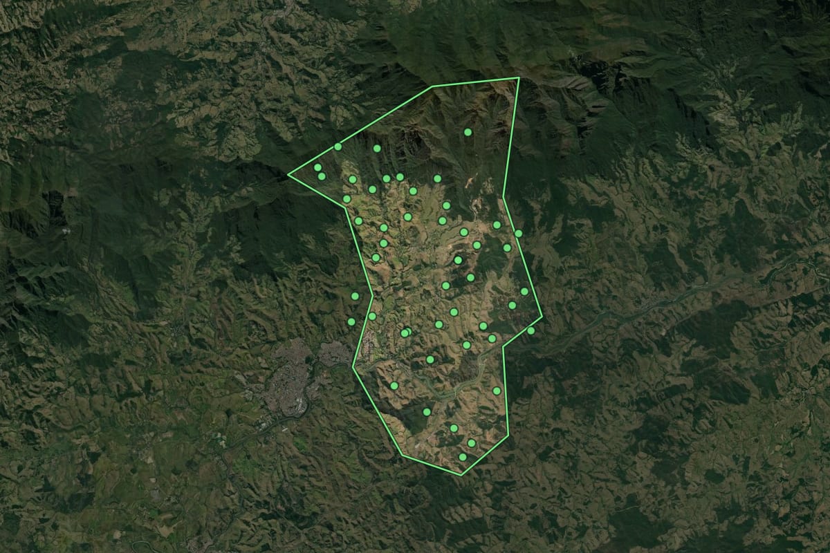 Imagem de satélite de Lavrinhas (SP), com o contorno do município e a posição dos imóveis desta página.