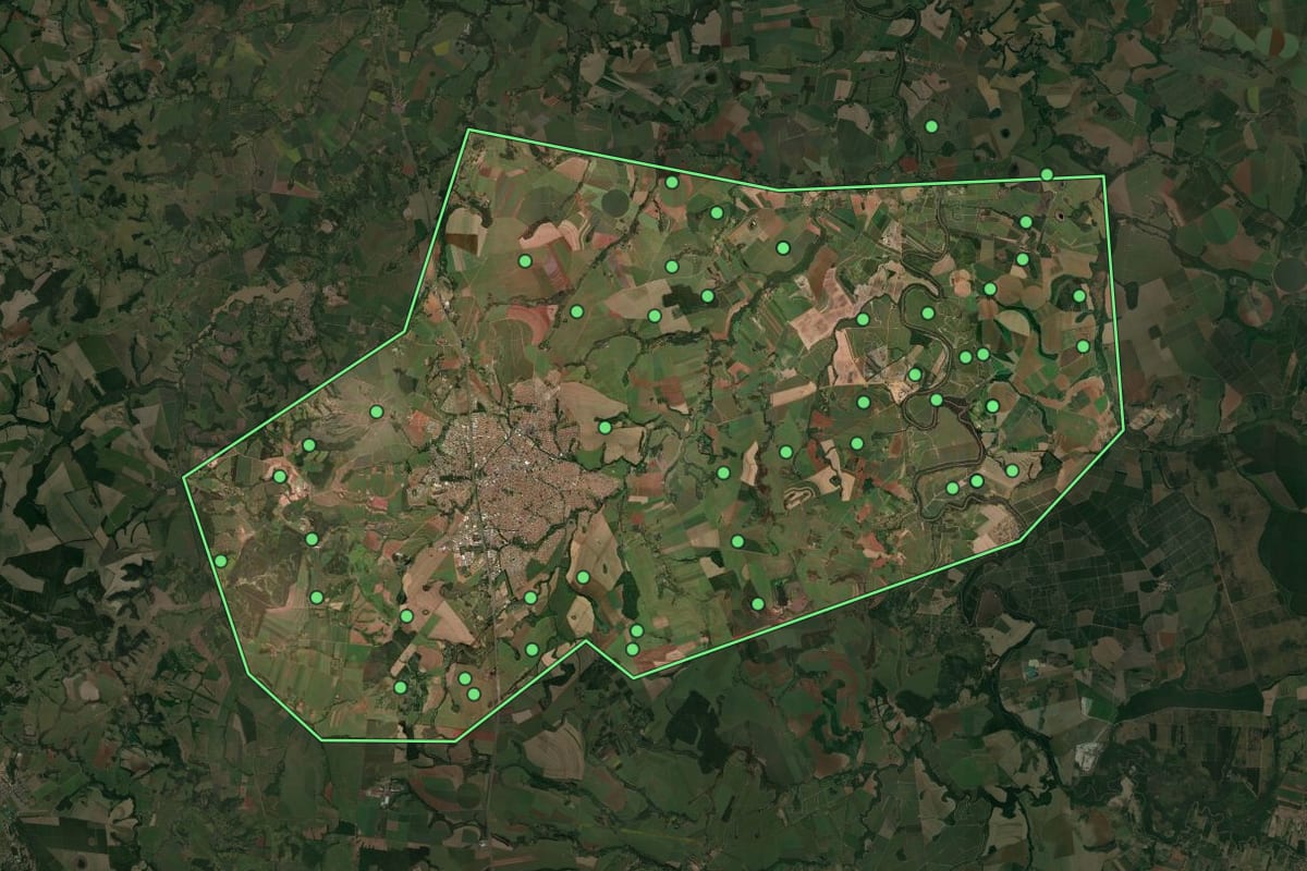 Imagem de satélite de Leme (SP), com o contorno do município e a posição dos imóveis desta página.