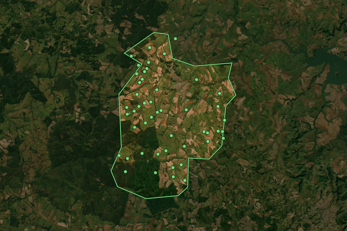 Imagem de satélite de Lençóis Paulista (SP), com o contorno do município e a posição dos imóveis desta página.
