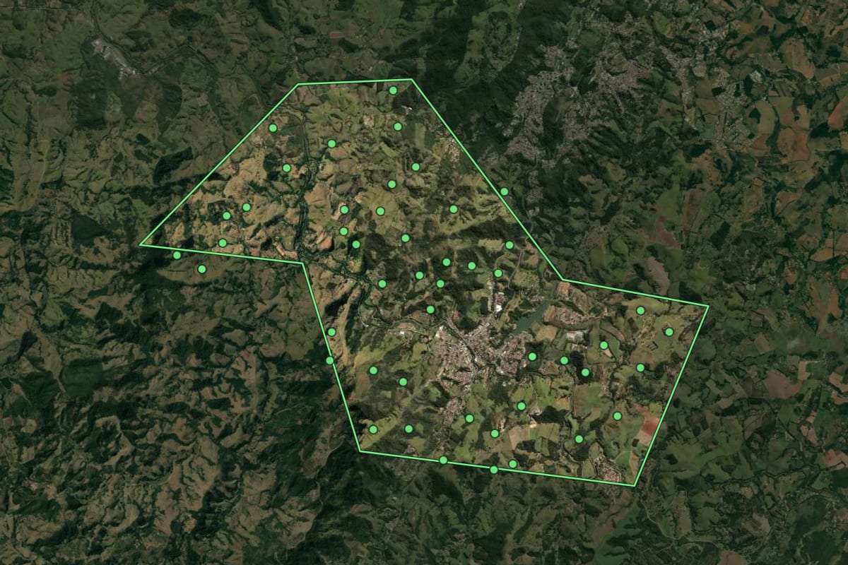 Imagem de satélite de Lindóia (SP), com o contorno do município e a posição dos imóveis desta página.