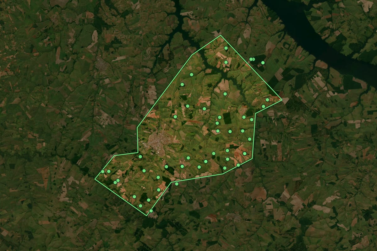 Imagem de satélite de Lins (SP), com o contorno do município e a posição dos imóveis desta página.