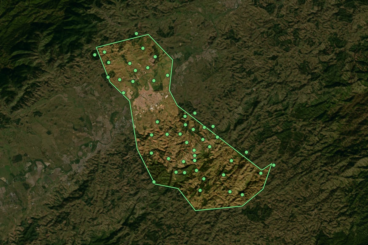 Imagem de satélite de Lorena (SP), com o contorno do município e a posição dos imóveis desta página.