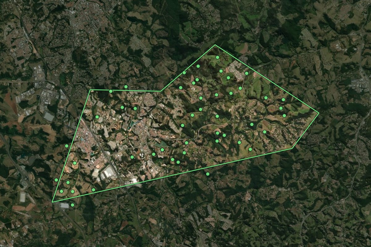Imagem de satélite de Louveira (SP), com o contorno do município e a posição dos imóveis desta página.