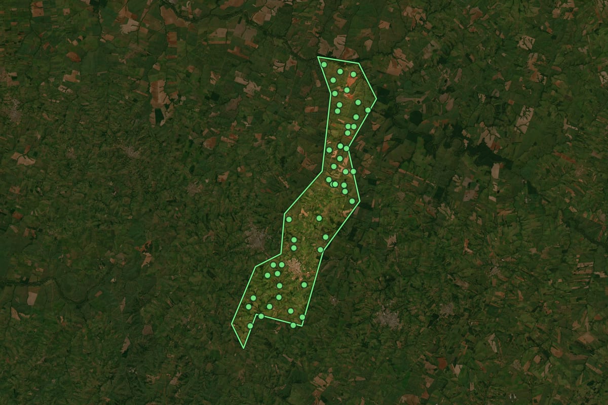 Imagem de satélite de Lucélia (SP), com o contorno do município e a posição dos imóveis desta página.