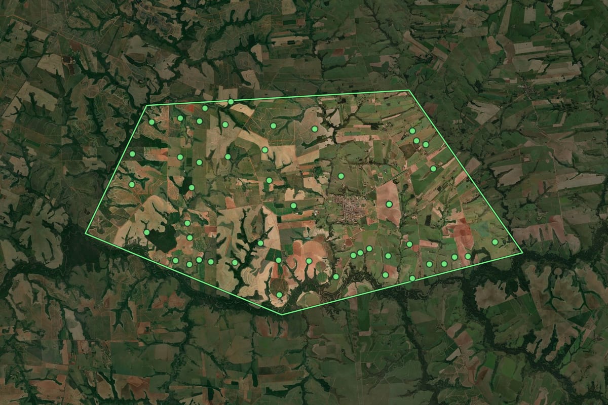 Imagem de satélite de Luiziânia (SP), com o contorno do município e a posição dos imóveis desta página.