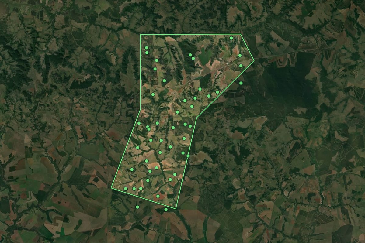 Imagem de satélite de Lupércio (SP), com o contorno do município e a posição dos imóveis desta página.