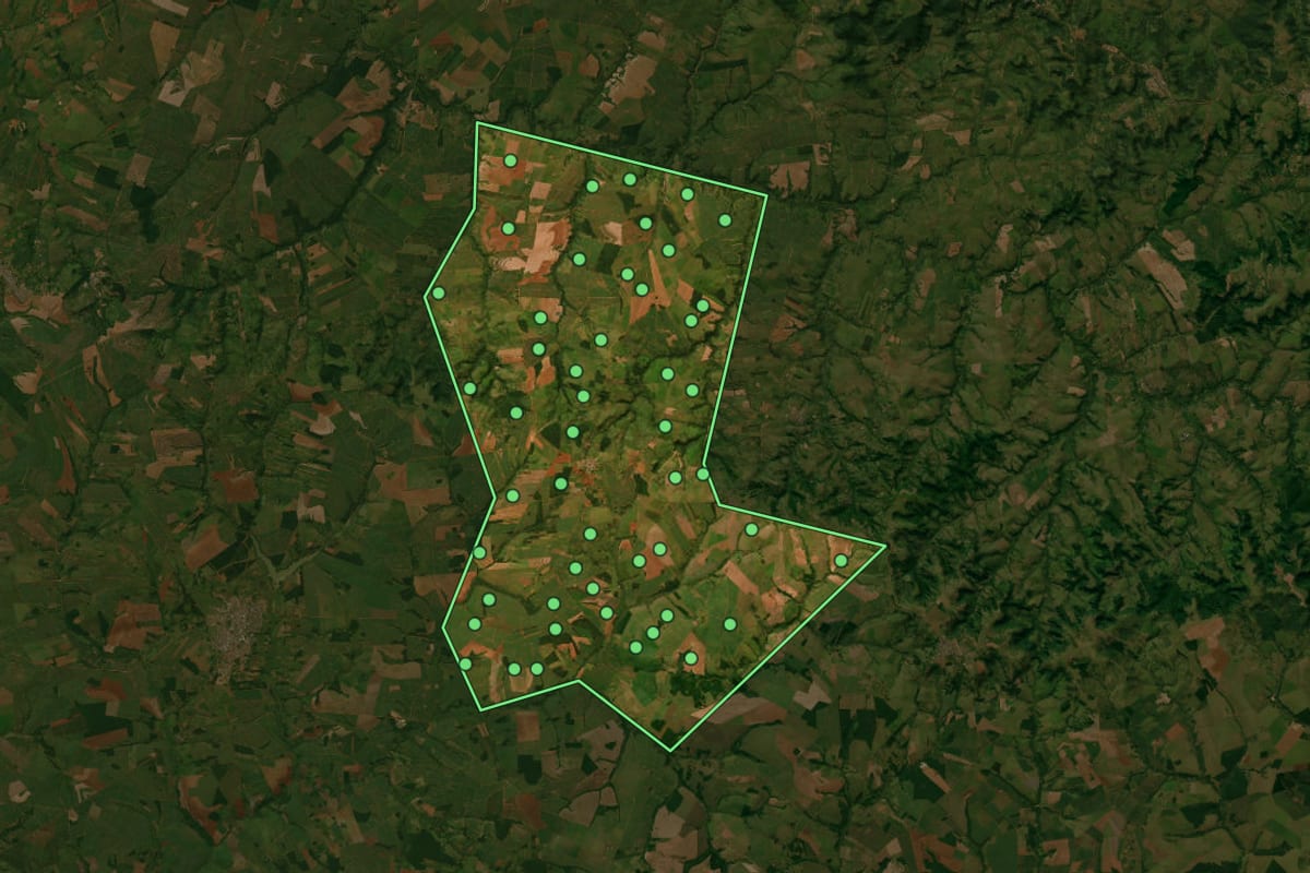 Imagem de satélite de Lutécia (SP), com o contorno do município e a posição dos imóveis desta página.