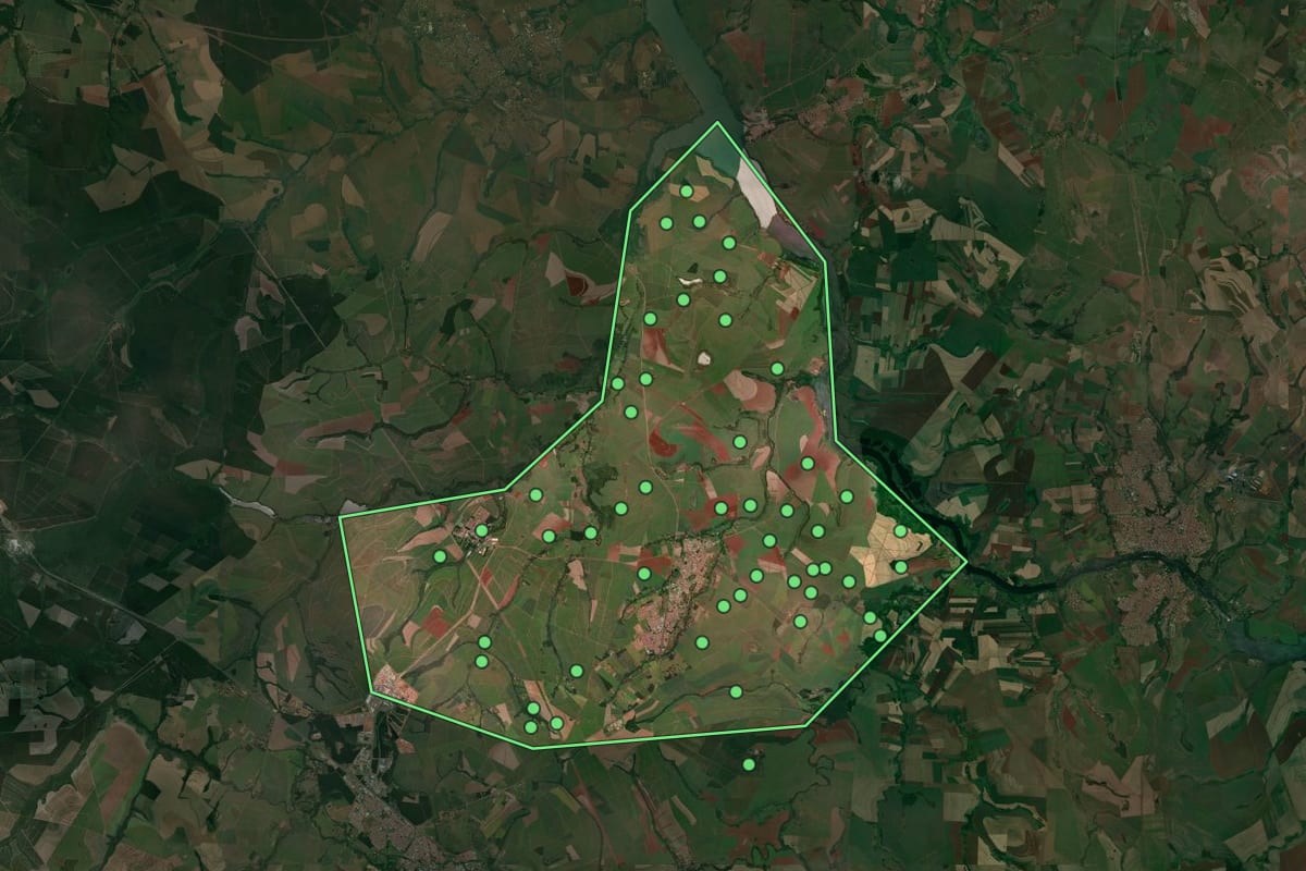 Imagem de satélite de Macatuba (SP), com o contorno do município e a posição dos imóveis desta página.