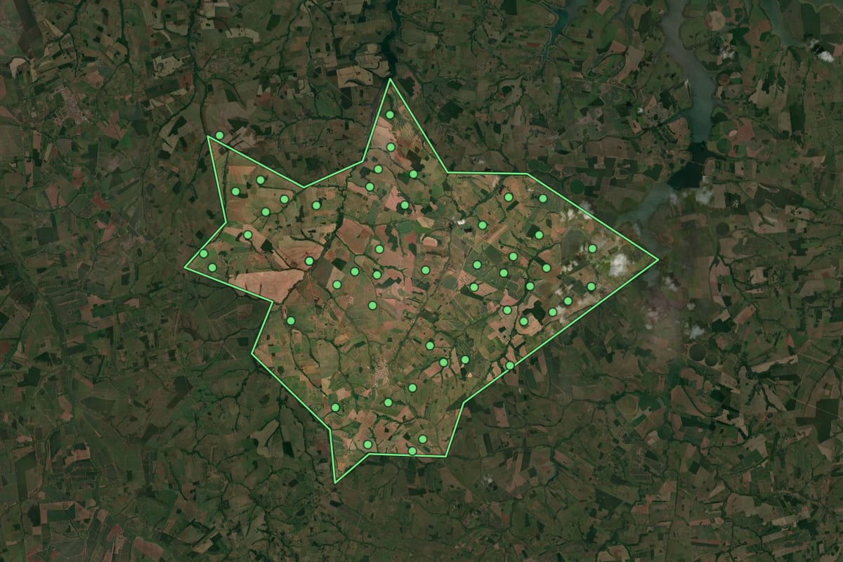 Imagem de satélite de Macedônia (SP), com o contorno do município e a posição dos imóveis desta página.