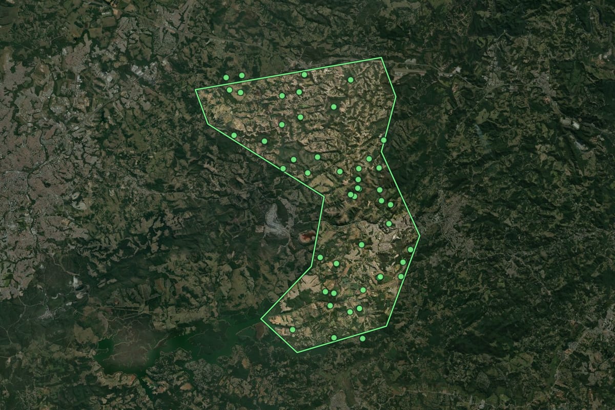 Imagem de satélite de Mairinque (SP), com o contorno do município e a posição dos imóveis desta página.