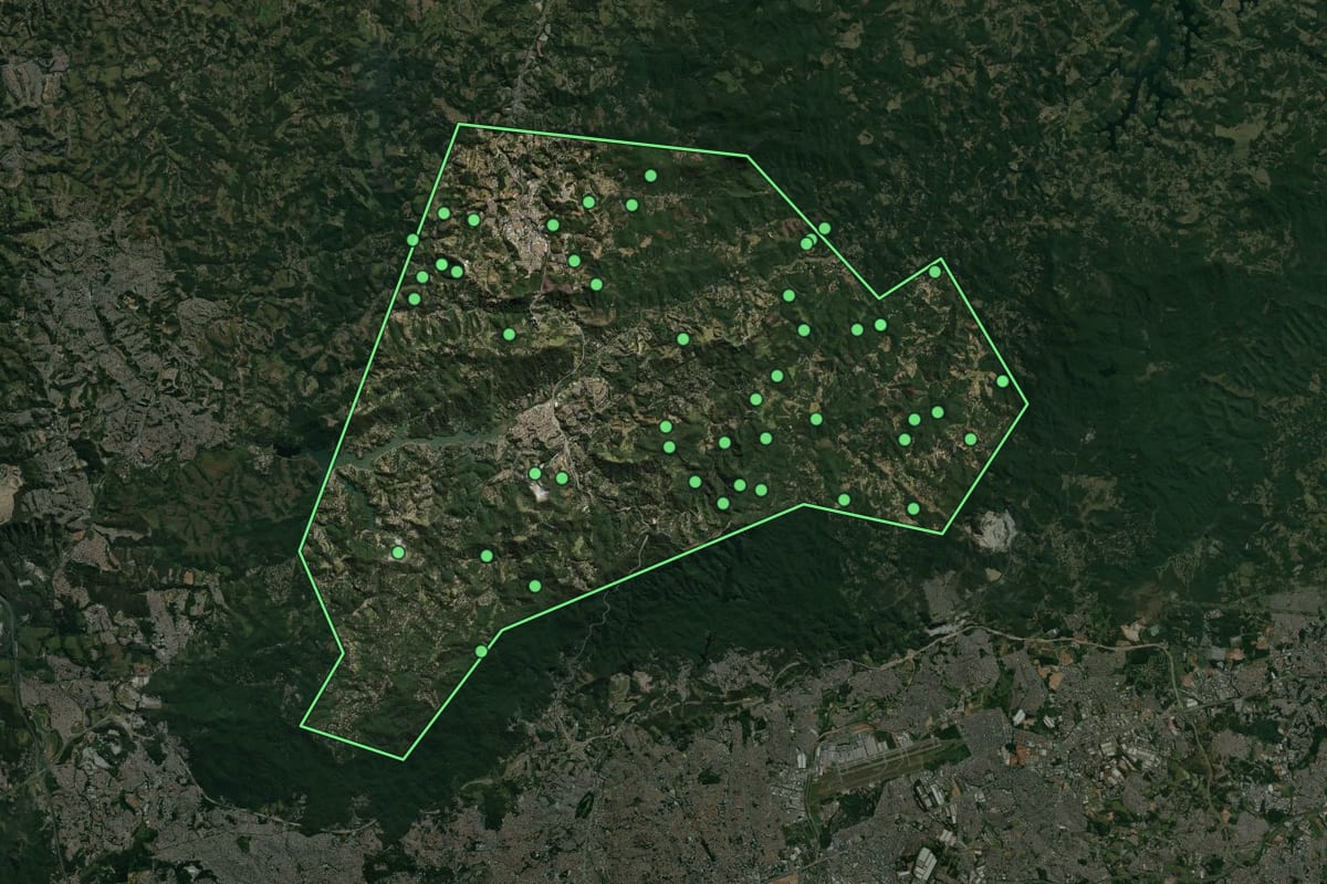 Imagem de satélite de Mairiporã (SP), com o contorno do município e a posição dos imóveis desta página.