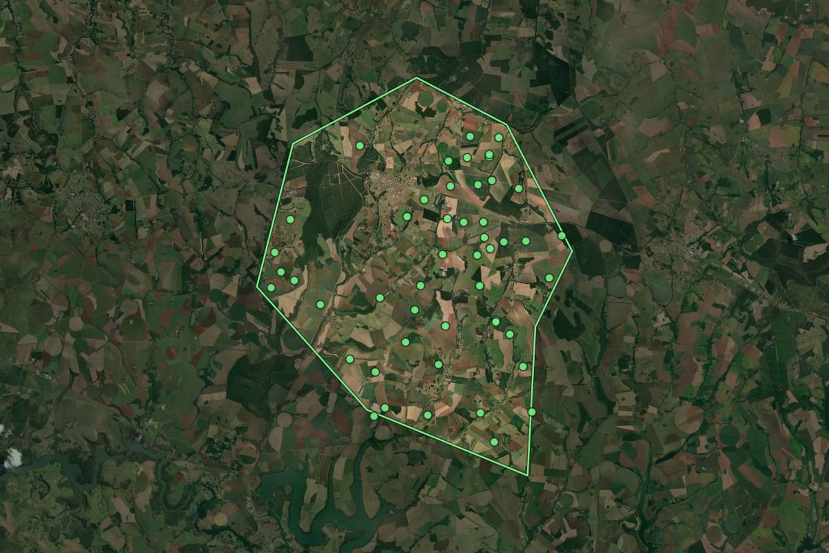 Imagem de satélite de Manduri (SP), com o contorno do município e a posição dos imóveis desta página.