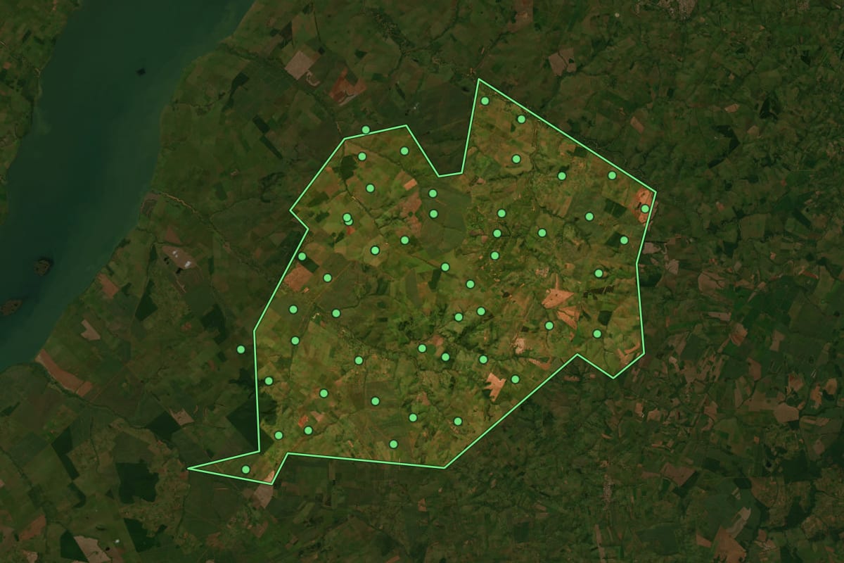 Imagem de satélite de Marabá Paulista (SP), com o contorno do município e a posição dos imóveis desta página.