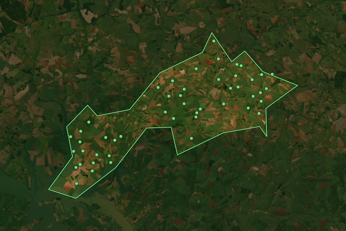 Imagem de satélite de Maracaí (SP), com o contorno do município e a posição dos imóveis desta página.