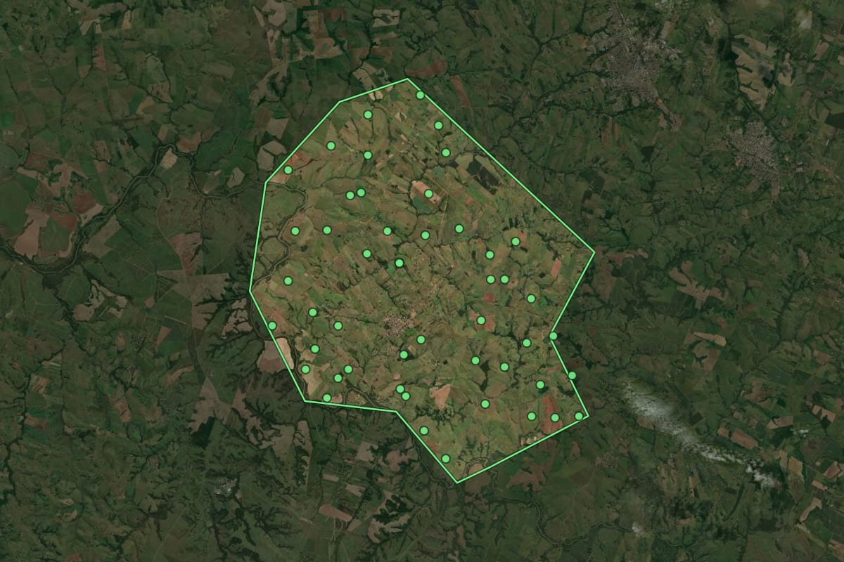 Imagem de satélite de Mariápolis (SP), com o contorno do município e a posição dos imóveis desta página.