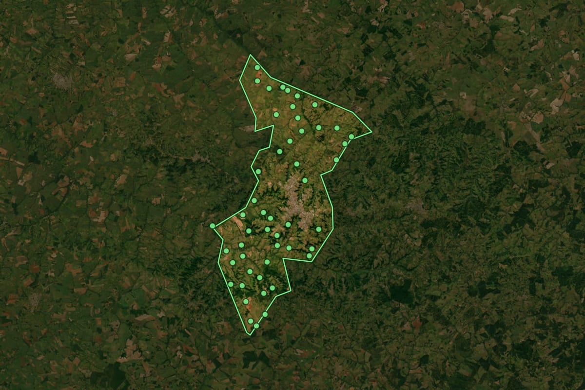 Imagem de satélite de Marília (SP), com o contorno do município e a posição dos imóveis desta página.