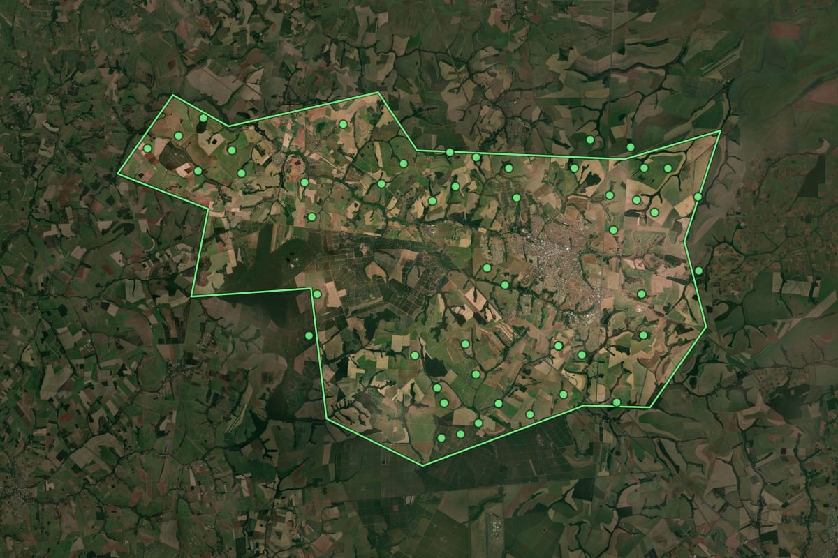 Imagem de satélite de Matão (SP), com o contorno do município e a posição dos imóveis desta página.