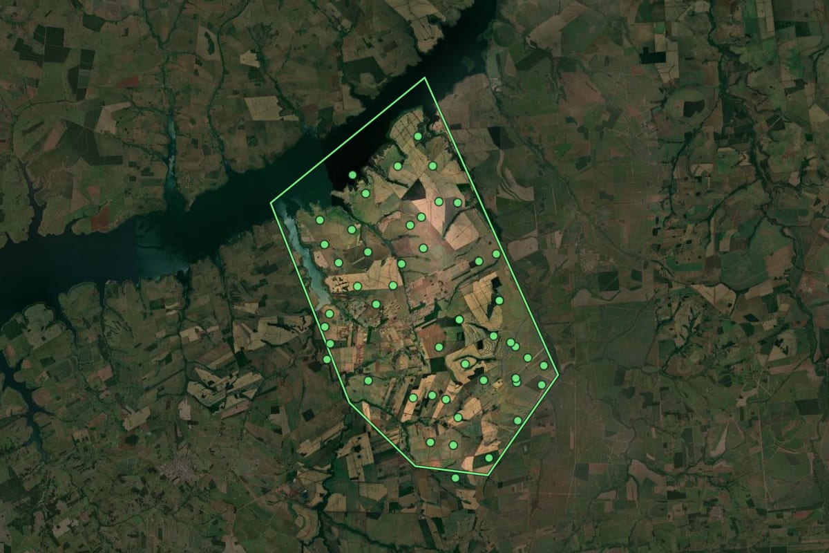 Imagem de satélite de Mesópolis (SP), com o contorno do município e a posição dos imóveis desta página.