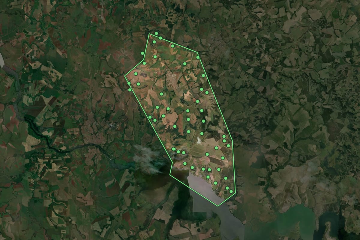 Imagem de satélite de Mineiros do Tietê (SP), com o contorno do município e a posição dos imóveis desta página.