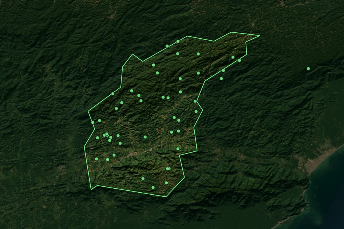 Imagem de satélite de Miracatu (SP), com o contorno do município e a posição dos imóveis desta página.