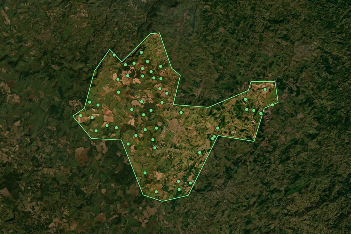 Imagem de satélite de Mococa (SP), com o contorno do município e a posição dos imóveis desta página.