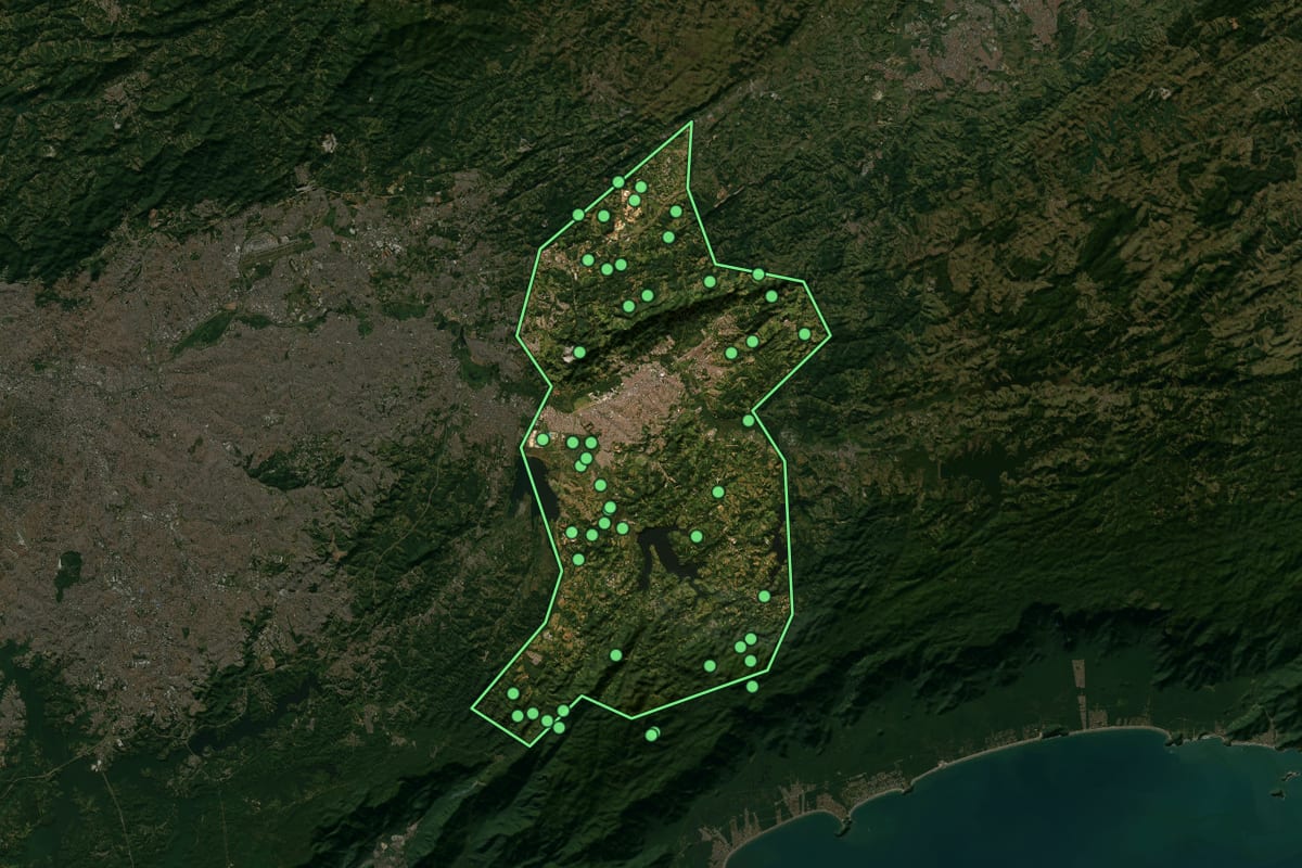 Imagem de satélite de Mogi das Cruzes (SP), com o contorno do município e a posição dos imóveis desta página.