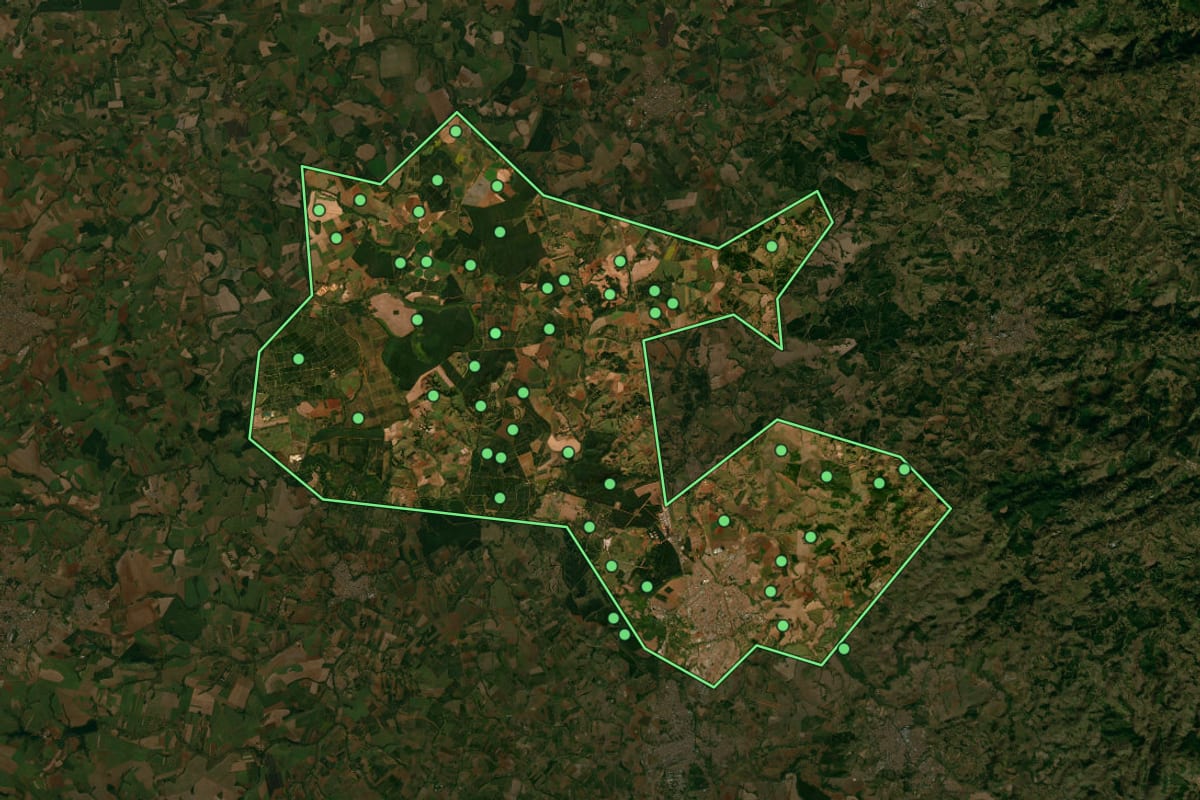 Imagem de satélite de Mogi Guaçu (SP), com o contorno do município e a posição dos imóveis desta página.