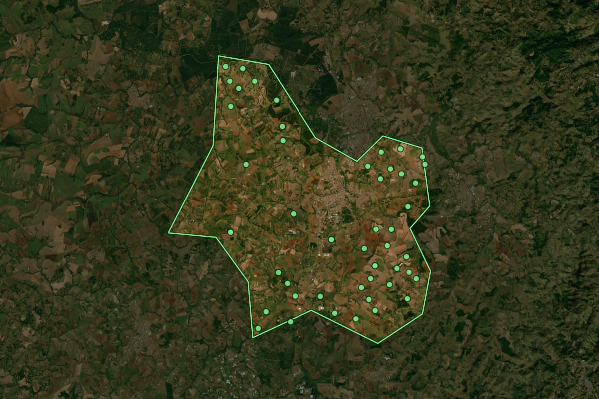 Imagem de satélite de Mogi Mirim (SP), com o contorno do município e a posição dos imóveis desta página.