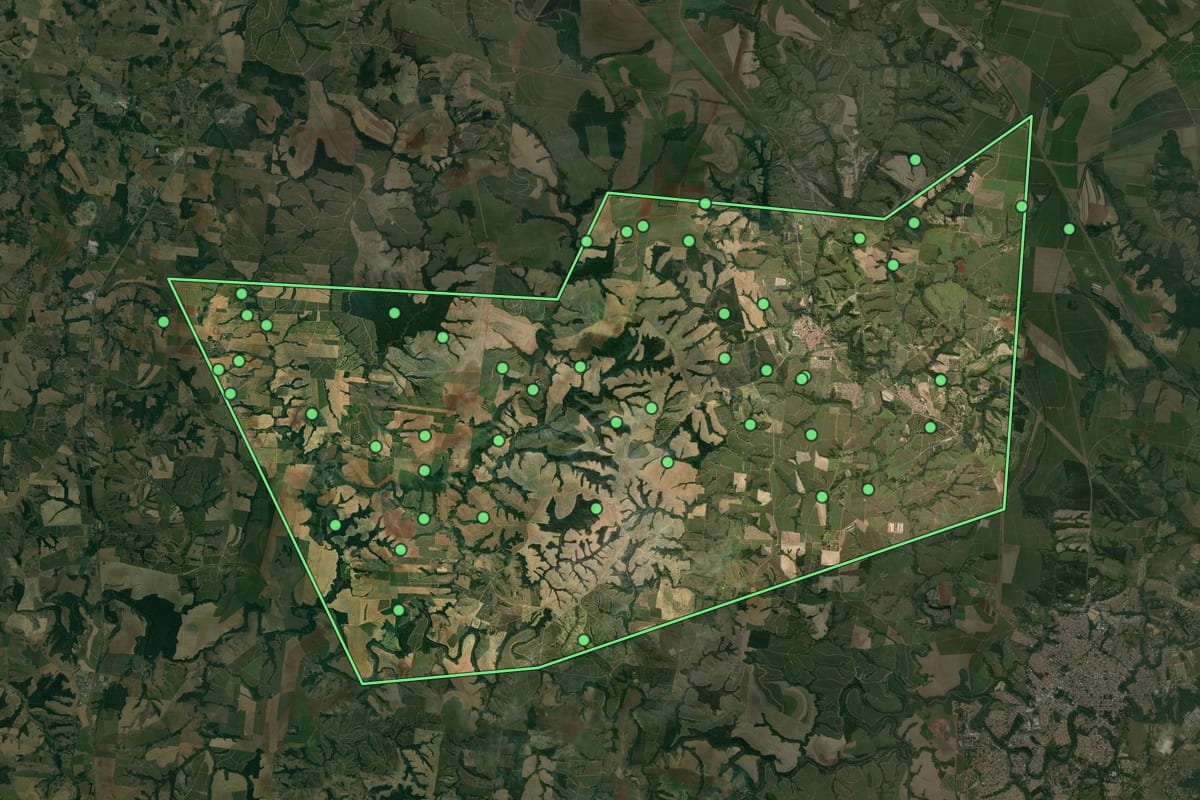 Imagem de satélite de Mombuca (SP), com o contorno do município e a posição dos imóveis desta página.