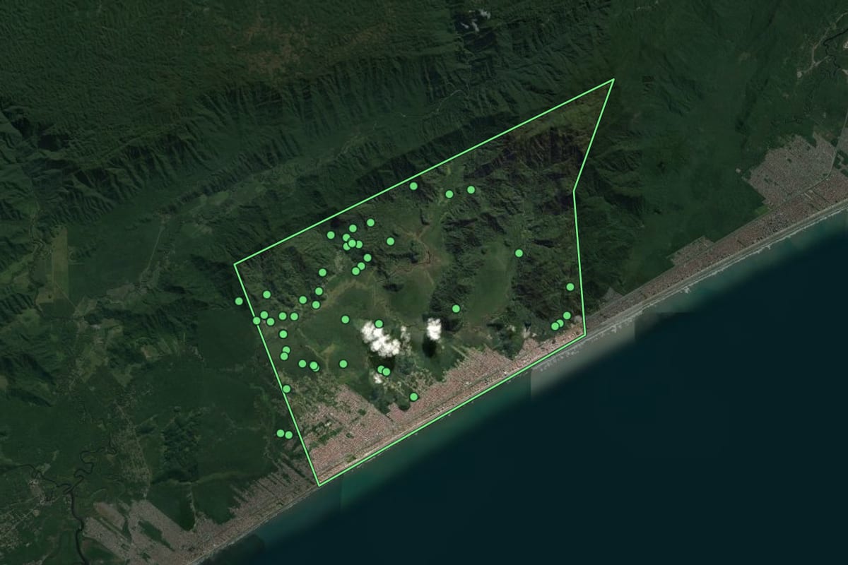 Imagem de satélite de Mongaguá (SP), com o contorno do município e a posição dos imóveis desta página.